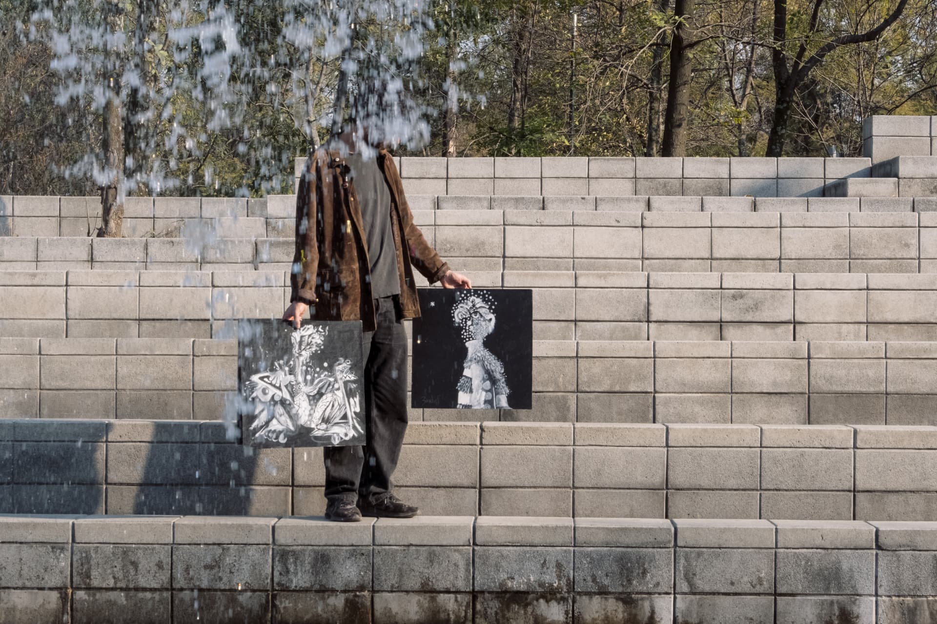 Artista con dos obras frente a la fuente